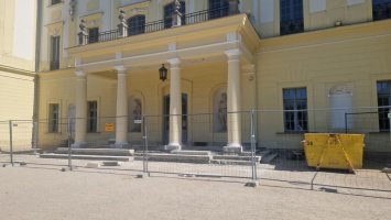 Konserwacja schodów i tarasu od strony ogrodu Pałacu Branickich Konserwacja schodów i tarasu od strony ogrodu Pałacu Branickich