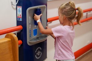 15 dystrybutorów wody pitnej od Wodociągów Białostockich już na oddziałach UDSK 15 dystrybutorów wody pitnej od Wodociągów Białostockich już na oddziałach UDSK