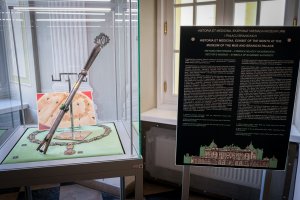 Eksponat Miesiąca. Insygnia rektorskie, czyli złoto i tradycja w służbie akademickiej godności Eksponat Miesiąca. Insygnia rektorskie, czyli złoto i tradycja w służbie akademickiej godności