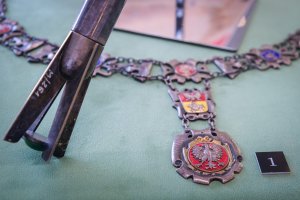 Eksponat Miesiąca. Insygnia rektorskie, czyli złoto i tradycja w służbie akademickiej godności Eksponat Miesiąca. Insygnia rektorskie, czyli złoto i tradycja w służbie akademickiej godności