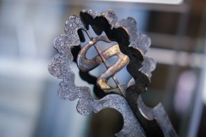 Eksponat Miesiąca. Insygnia rektorskie, czyli złoto i tradycja w służbie akademickiej godności Eksponat Miesiąca. Insygnia rektorskie, czyli złoto i tradycja w służbie akademickiej godności