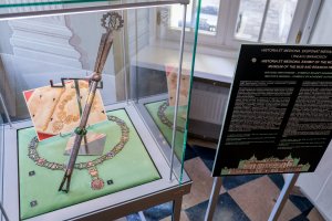 Eksponat Miesiąca. Insygnia rektorskie, czyli złoto i tradycja w służbie akademickiej godności Eksponat Miesiąca. Insygnia rektorskie, czyli złoto i tradycja w służbie akademickiej godności