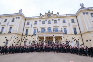 Blisko 240 nowych lekarzy rusza z UMB w świat - dyplomatoria 2025 na Wydziale Lekarskim Blisko 240 nowych lekarzy rusza z UMB w świat - dyplomatoria 2025 na Wydziale Lekarskim