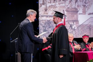 Blisko 240 nowych lekarzy rusza z UMB w świat - dyplomatoria 2025 na Wydziale Lekarskim Blisko 240 nowych lekarzy rusza z UMB w świat - dyplomatoria 2025 na Wydziale Lekarskim