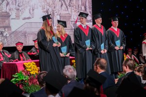 Blisko 240 nowych lekarzy rusza z UMB w świat - dyplomatoria 2025 na Wydziale Lekarskim Blisko 240 nowych lekarzy rusza z UMB w świat - dyplomatoria 2025 na Wydziale Lekarskim