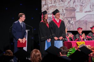 Blisko 240 nowych lekarzy rusza z UMB w świat - dyplomatoria 2025 na Wydziale Lekarskim Blisko 240 nowych lekarzy rusza z UMB w świat - dyplomatoria 2025 na Wydziale Lekarskim