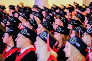 Blisko 240 nowych lekarzy rusza z UMB w świat - dyplomatoria 2025 na Wydziale Lekarskim Blisko 240 nowych lekarzy rusza z UMB w świat - dyplomatoria 2025 na Wydziale Lekarskim