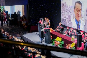 Blisko 240 nowych lekarzy rusza z UMB w świat - dyplomatoria 2025 na Wydziale Lekarskim Blisko 240 nowych lekarzy rusza z UMB w świat - dyplomatoria 2025 na Wydziale Lekarskim