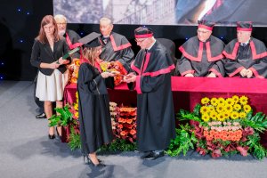 Blisko 240 nowych lekarzy rusza z UMB w świat - dyplomatoria 2025 na Wydziale Lekarskim Blisko 240 nowych lekarzy rusza z UMB w świat - dyplomatoria 2025 na Wydziale Lekarskim