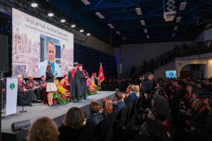 Blisko 240 nowych lekarzy rusza z UMB w świat - dyplomatoria 2025 na Wydziale Lekarskim Blisko 240 nowych lekarzy rusza z UMB w świat - dyplomatoria 2025 na Wydziale Lekarskim