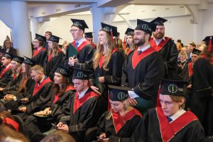 Blisko 240 nowych lekarzy rusza z UMB w świat - dyplomatoria 2025 na Wydziale Lekarskim Blisko 240 nowych lekarzy rusza z UMB w świat - dyplomatoria 2025 na Wydziale Lekarskim