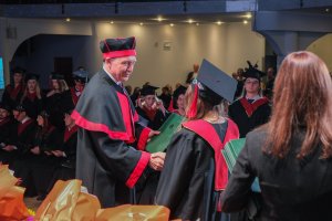 Blisko 240 nowych lekarzy rusza z UMB w świat - dyplomatoria 2025 na Wydziale Lekarskim Blisko 240 nowych lekarzy rusza z UMB w świat - dyplomatoria 2025 na Wydziale Lekarskim