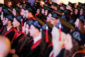 Blisko 240 nowych lekarzy rusza z UMB w świat - dyplomatoria 2025 na Wydziale Lekarskim Blisko 240 nowych lekarzy rusza z UMB w świat - dyplomatoria 2025 na Wydziale Lekarskim