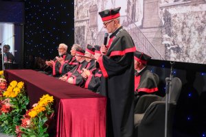 Blisko 240 nowych lekarzy rusza z UMB w świat - dyplomatoria 2025 na Wydziale Lekarskim Blisko 240 nowych lekarzy rusza z UMB w świat - dyplomatoria 2025 na Wydziale Lekarskim