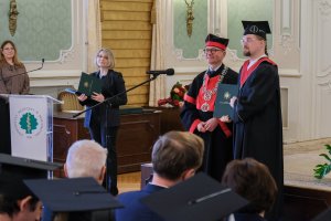 78 lekarzy dentystów i 7 higienistek stomatologicznych z dyplomami 78 lekarzy dentystów i 7 higienistek stomatologicznych z dyplomami