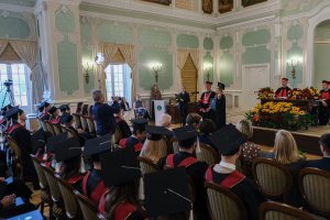 78 lekarzy dentystów i 7 higienistek stomatologicznych z dyplomami 78 lekarzy dentystów i 7 higienistek stomatologicznych z dyplomami