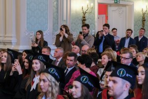 78 lekarzy dentystów i 7 higienistek stomatologicznych z dyplomami 78 lekarzy dentystów i 7 higienistek stomatologicznych z dyplomami