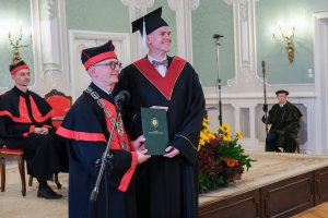 78 lekarzy dentystów i 7 higienistek stomatologicznych z dyplomami 78 lekarzy dentystów i 7 higienistek stomatologicznych z dyplomami