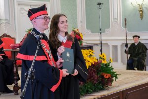 78 lekarzy dentystów i 7 higienistek stomatologicznych z dyplomami 78 lekarzy dentystów i 7 higienistek stomatologicznych z dyplomami