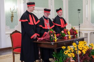 78 lekarzy dentystów i 7 higienistek stomatologicznych z dyplomami 78 lekarzy dentystów i 7 higienistek stomatologicznych z dyplomami