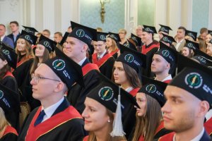 78 lekarzy dentystów i 7 higienistek stomatologicznych z dyplomami 78 lekarzy dentystów i 7 higienistek stomatologicznych z dyplomami