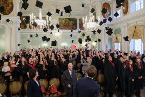 78 lekarzy dentystów i 7 higienistek stomatologicznych z dyplomami 78 lekarzy dentystów i 7 higienistek stomatologicznych z dyplomami