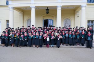 78 lekarzy dentystów i 7 higienistek stomatologicznych z dyplomami 78 lekarzy dentystów i 7 higienistek stomatologicznych z dyplomami