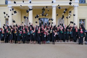 78 lekarzy dentystów i 7 higienistek stomatologicznych z dyplomami 78 lekarzy dentystów i 7 higienistek stomatologicznych z dyplomami