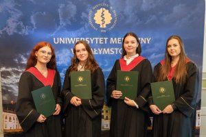 78 lekarzy dentystów i 7 higienistek stomatologicznych z dyplomami 78 lekarzy dentystów i 7 higienistek stomatologicznych z dyplomami