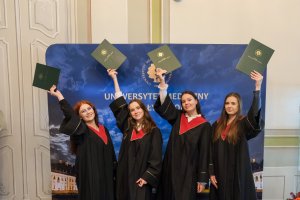 78 lekarzy dentystów i 7 higienistek stomatologicznych z dyplomami 78 lekarzy dentystów i 7 higienistek stomatologicznych z dyplomami