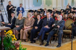 78 lekarzy dentystów i 7 higienistek stomatologicznych z dyplomami 78 lekarzy dentystów i 7 higienistek stomatologicznych z dyplomami