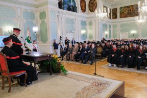 78 lekarzy dentystów i 7 higienistek stomatologicznych z dyplomami 78 lekarzy dentystów i 7 higienistek stomatologicznych z dyplomami