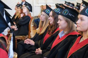 78 lekarzy dentystów i 7 higienistek stomatologicznych z dyplomami 78 lekarzy dentystów i 7 higienistek stomatologicznych z dyplomami