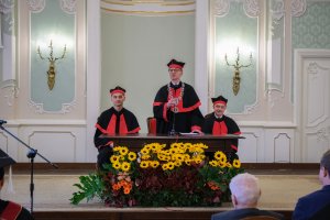 78 lekarzy dentystów i 7 higienistek stomatologicznych z dyplomami 78 lekarzy dentystów i 7 higienistek stomatologicznych z dyplomami