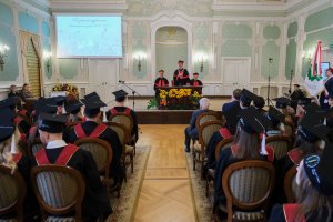 78 lekarzy dentystów i 7 higienistek stomatologicznych z dyplomami 78 lekarzy dentystów i 7 higienistek stomatologicznych z dyplomami