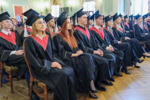 78 lekarzy dentystów i 7 higienistek stomatologicznych z dyplomami 78 lekarzy dentystów i 7 higienistek stomatologicznych z dyplomami