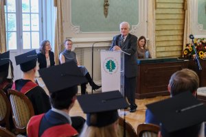 78 lekarzy dentystów i 7 higienistek stomatologicznych z dyplomami 78 lekarzy dentystów i 7 higienistek stomatologicznych z dyplomami