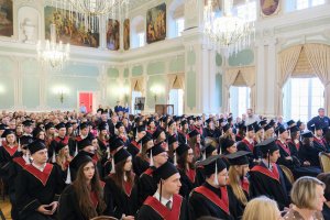 78 lekarzy dentystów i 7 higienistek stomatologicznych z dyplomami 78 lekarzy dentystów i 7 higienistek stomatologicznych z dyplomami