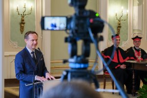 78 lekarzy dentystów i 7 higienistek stomatologicznych z dyplomami 78 lekarzy dentystów i 7 higienistek stomatologicznych z dyplomami