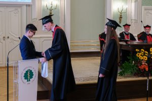 78 lekarzy dentystów i 7 higienistek stomatologicznych z dyplomami 78 lekarzy dentystów i 7 higienistek stomatologicznych z dyplomami