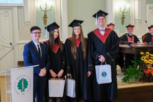 78 lekarzy dentystów i 7 higienistek stomatologicznych z dyplomami 78 lekarzy dentystów i 7 higienistek stomatologicznych z dyplomami