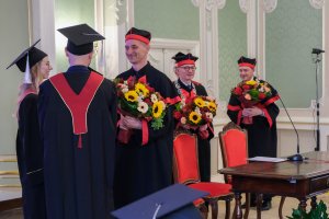 78 lekarzy dentystów i 7 higienistek stomatologicznych z dyplomami 78 lekarzy dentystów i 7 higienistek stomatologicznych z dyplomami