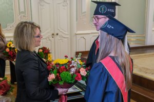 78 lekarzy dentystów i 7 higienistek stomatologicznych z dyplomami 78 lekarzy dentystów i 7 higienistek stomatologicznych z dyplomami