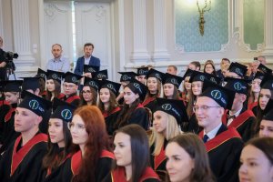 78 lekarzy dentystów i 7 higienistek stomatologicznych z dyplomami 78 lekarzy dentystów i 7 higienistek stomatologicznych z dyplomami