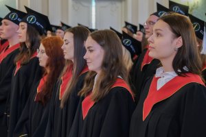 78 lekarzy dentystów i 7 higienistek stomatologicznych z dyplomami 78 lekarzy dentystów i 7 higienistek stomatologicznych z dyplomami