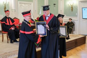 78 lekarzy dentystów i 7 higienistek stomatologicznych z dyplomami 78 lekarzy dentystów i 7 higienistek stomatologicznych z dyplomami