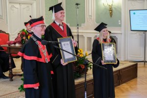 78 lekarzy dentystów i 7 higienistek stomatologicznych z dyplomami 78 lekarzy dentystów i 7 higienistek stomatologicznych z dyplomami