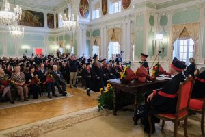 78 lekarzy dentystów i 7 higienistek stomatologicznych z dyplomami 78 lekarzy dentystów i 7 higienistek stomatologicznych z dyplomami