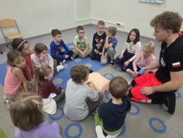 Studenci ratownictwa medycznego z UMB uczą pierwszej pomocy w szkołach