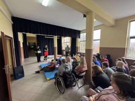 Studenci ratownictwa medycznego z UMB uczą pierwszej pomocy w szkołach